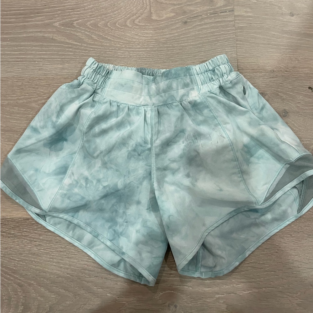 Size 2 lululemon hotty hot athletic shorts in green pattern 4 inch inseam